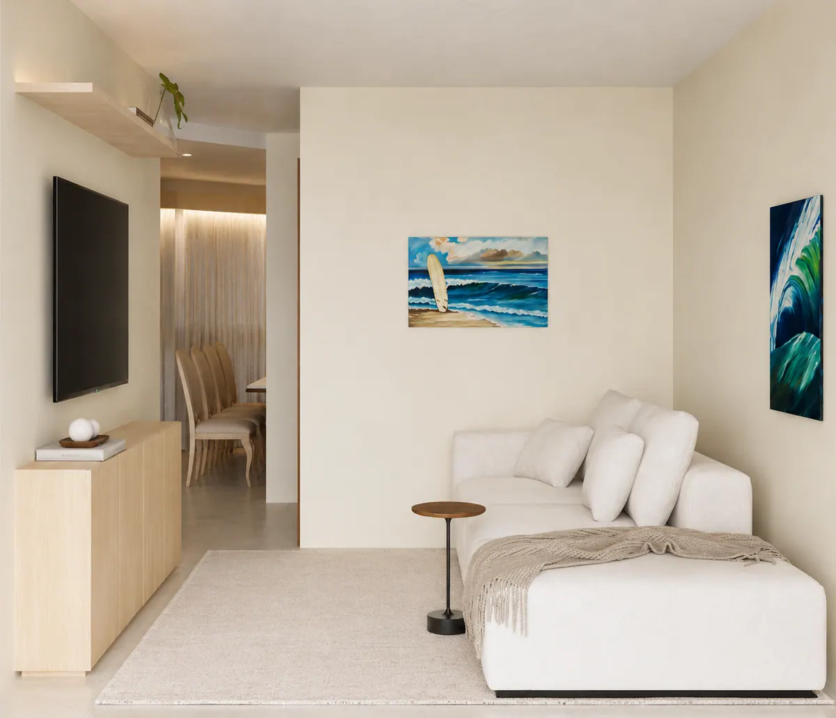 Sala de estar com sofá em L, rack de madeira clara e vista para a sala de jantar